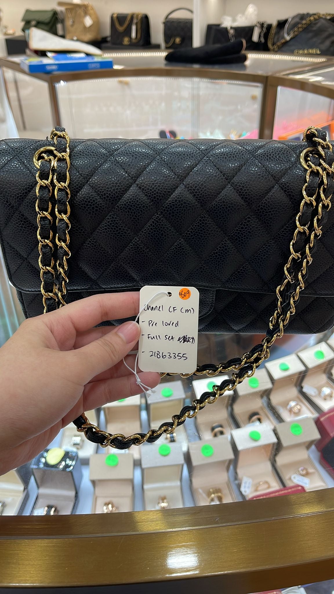 Classic Flap Shoulder Bag Medium Black in Caviar Leather, Gold hardware