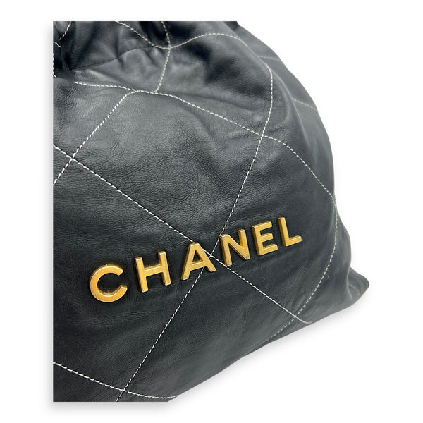 22 Medium Black Shoulder Bag in Lambskin, Gold hardware