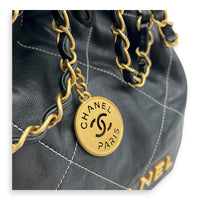 22 Medium Black Shoulder Bag in Lambskin, Gold hardware