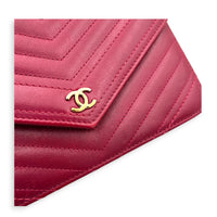 Chevron Statement Pink Wallet On Chain in Calfskin, Gold hardware