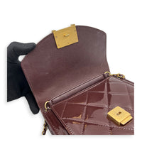 23A Top Handle Bag Brown in Patent Leather, Gold hardware