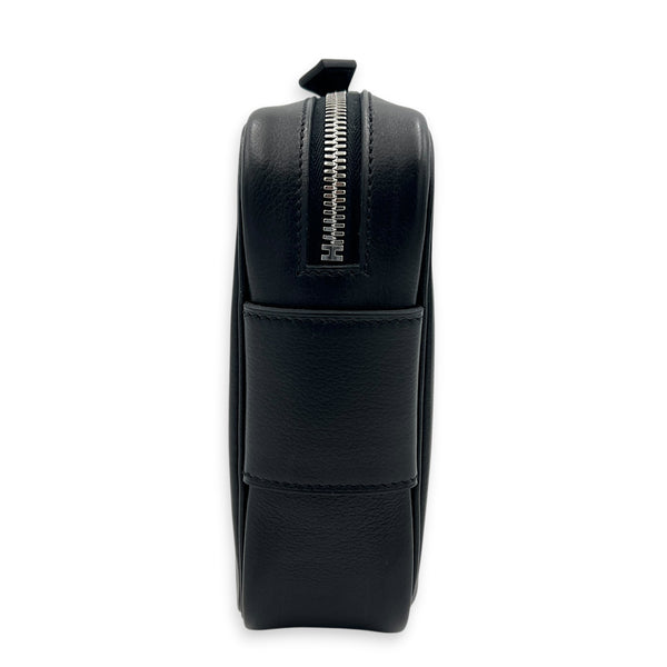 Etriviere Noir Messenger in Evergrain Calfskin, Palladium hardware