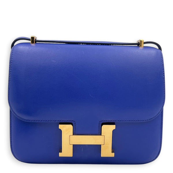 Constance 18 Bleu Électrique Shoulder Bag in Tadelakt, Gold hardware
