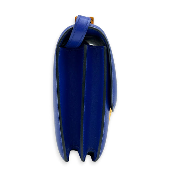 Constance 18 Bleu Électrique Shoulder Bag in Tadelakt, Gold hardware