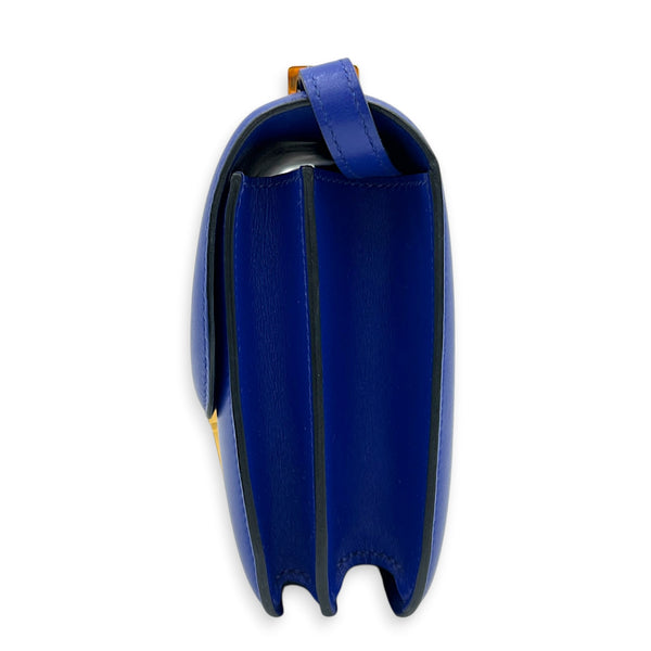 Constance 18 Bleu Électrique Shoulder Bag in Tadelakt, Gold hardware