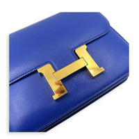 Constance 18 Bleu Électrique Shoulder Bag in Tadelakt, Gold hardware