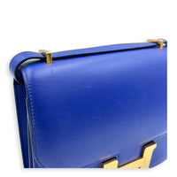 Constance 18 Bleu Électrique Shoulder Bag in Tadelakt, Gold hardware