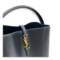Le 37 Medium Noir Top Handle Bag in Calfskin, Gold hardware