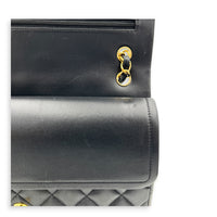 Classic Double Flap Shoulder Bag Jumbo Black in Lambskin, Gold hardware