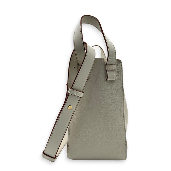 Hammock Medium White Shoulder Bag in Calfskin, Gold hardware