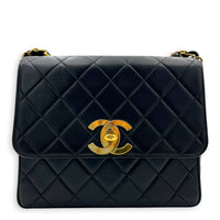 Vintage Flap Shoulder Bag Black in Lambskin, Gold hardware