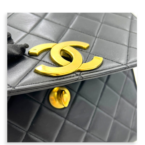 Vintage Flap Shoulder Bag Black in Lambskin, Gold hardware
