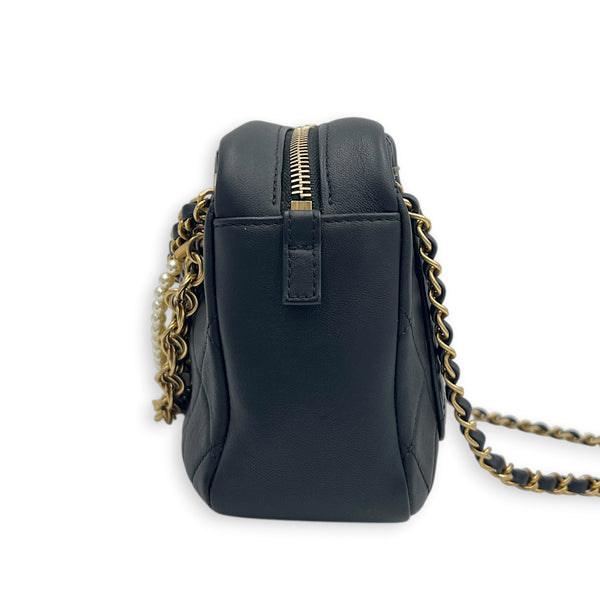 All About Chains Black Shoulder Bag in Calfskin, Gold hardware