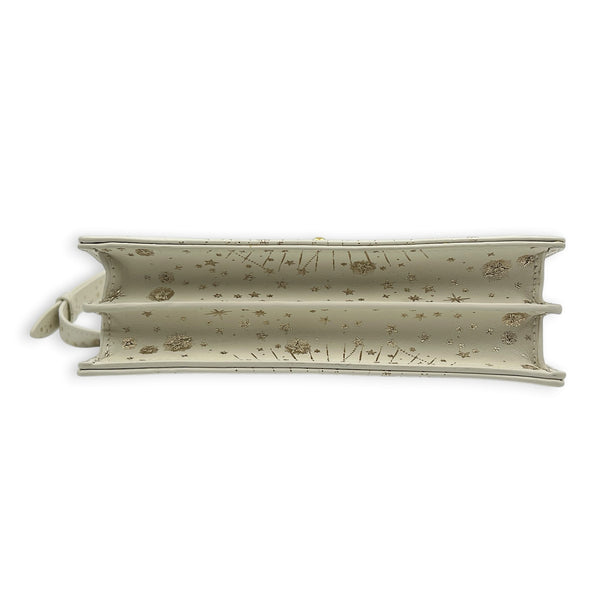 30 Montaigne Shoulder Bag White in Calfskin, Gold hardware