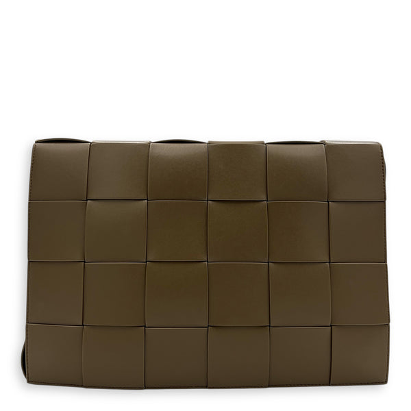 Cassette Shoulder Bag Maxi Brown in Calfskin, Silver hardware