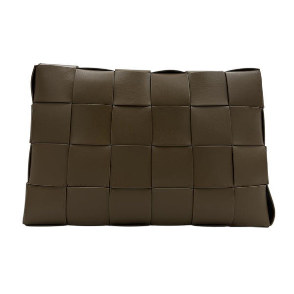 Cassette Shoulder Bag Maxi Brown in Calfskin, Silver hardware