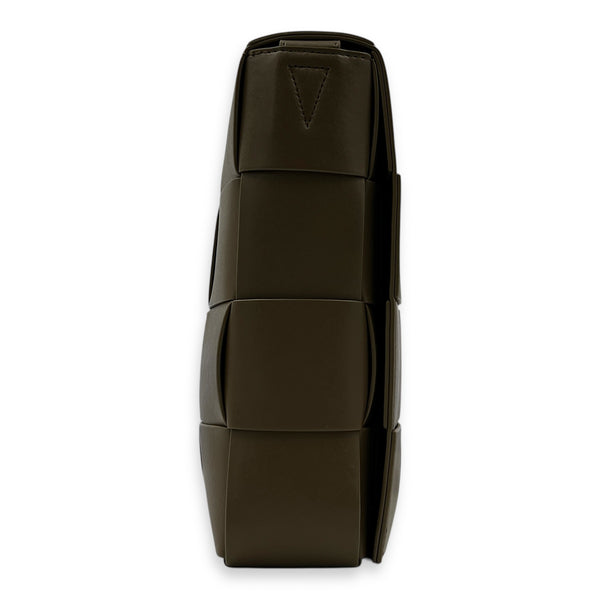 Cassette Shoulder Bag Maxi Brown in Calfskin, Silver hardware