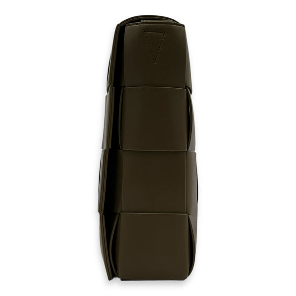 Cassette Shoulder Bag Maxi Brown in Calfskin, Silver hardware