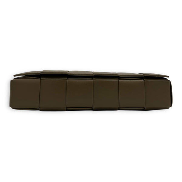 Cassette Shoulder Bag Maxi Brown in Calfskin, Silver hardware