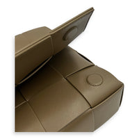 Cassette Shoulder Bag Maxi Brown in Calfskin, Silver hardware