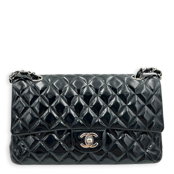 Classic Medium Black Shoulder Bag in Patent Leather, Silver hardware