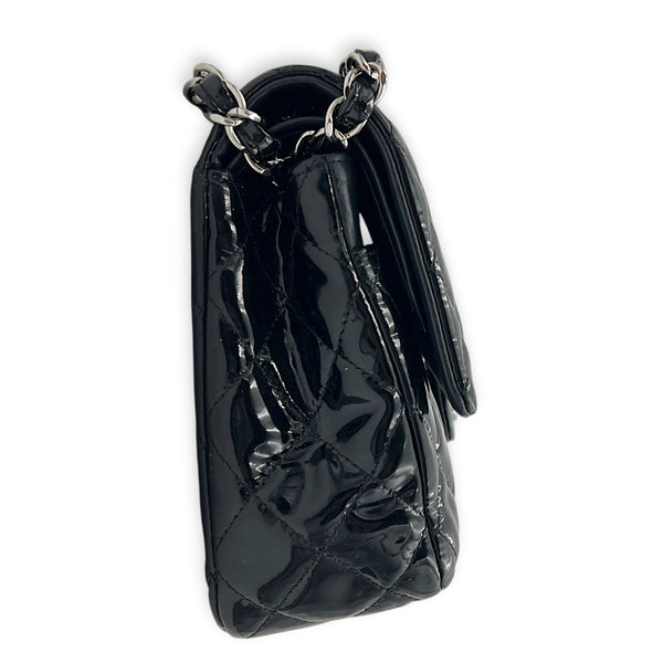 Classic Medium Black Shoulder Bag in Patent Leather, Silver hardware