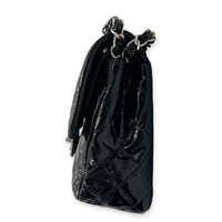 Classic Medium Black Shoulder Bag in Patent Leather, Silver hardware