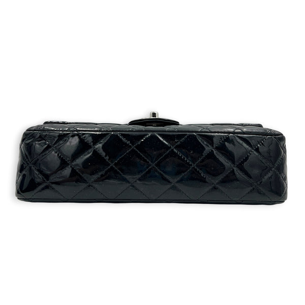 Classic Medium Black Shoulder Bag in Patent Leather, Silver hardware
