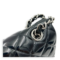 Classic Medium Black Shoulder Bag in Patent Leather, Silver hardware