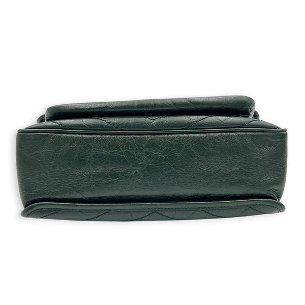 Niki Shoulder Bag Medium Green in Distressed Leather, Monochrome hardware
