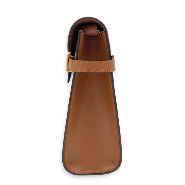 Manhattan Shoulder Bag Medium Tan in Calfskin, Gold hardware