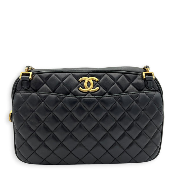 CC Shoulder Bag Black in Lambskin, Gold hardware