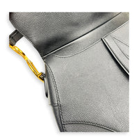Saddle Medium Black Shoulder Bag in Calfskin, Gold hardware