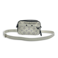 Alpha Wearable Wallet Shoulder Bag White in Monogram Empreinte Leather, Silver hardware