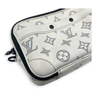 Alpha Wearable Wallet Shoulder Bag White in Monogram Empreinte Leather, Silver hardware